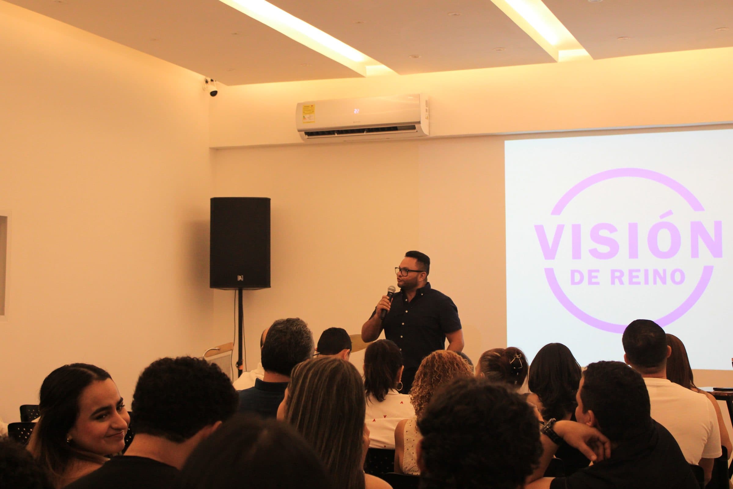 La comunidad de Visión de Reino reunida en el salón durante un servicio