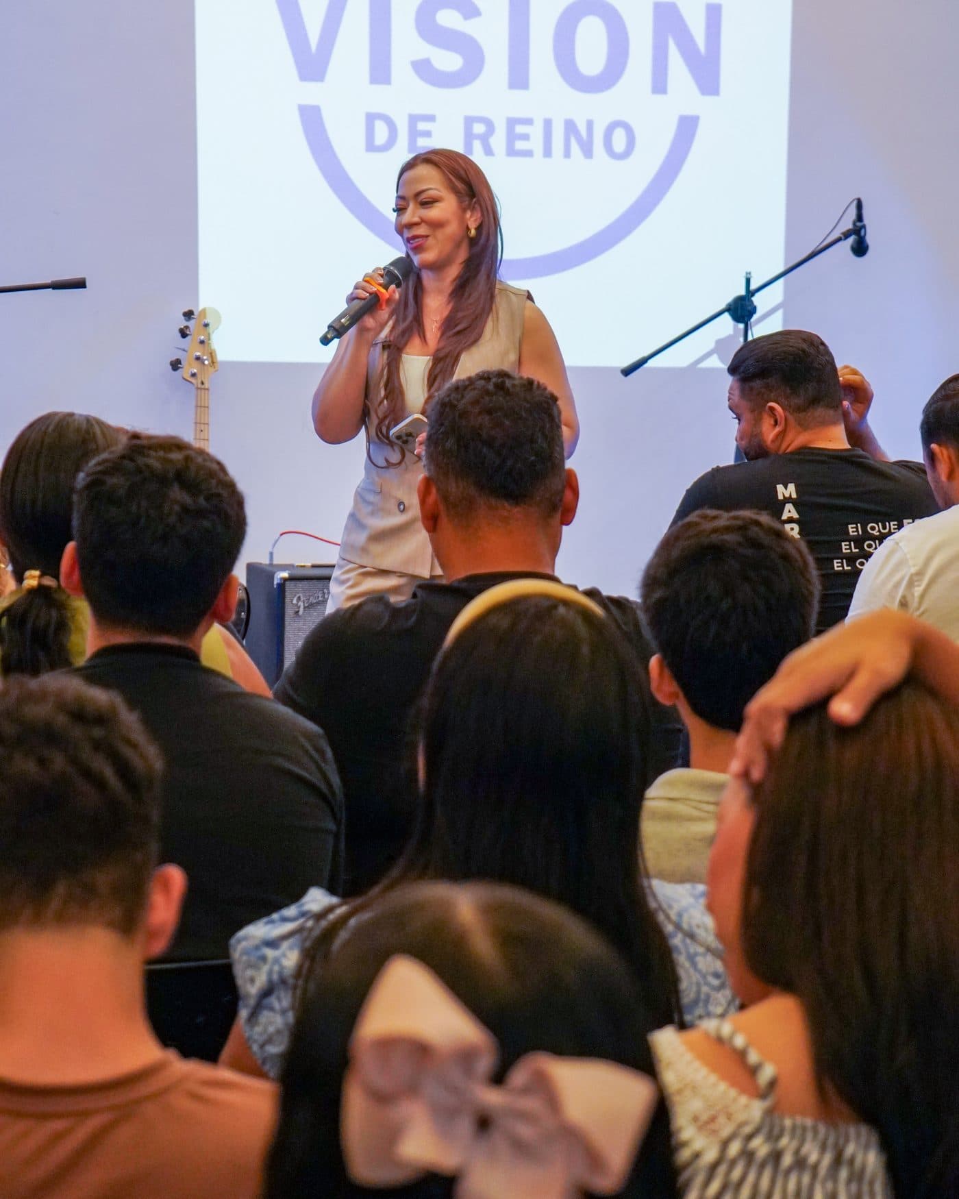 La comunidad de Visión de Reino reunida durante un servicio